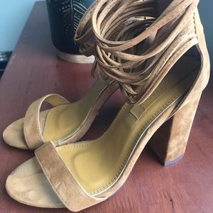 open toes Camel suede block heels! ❤️